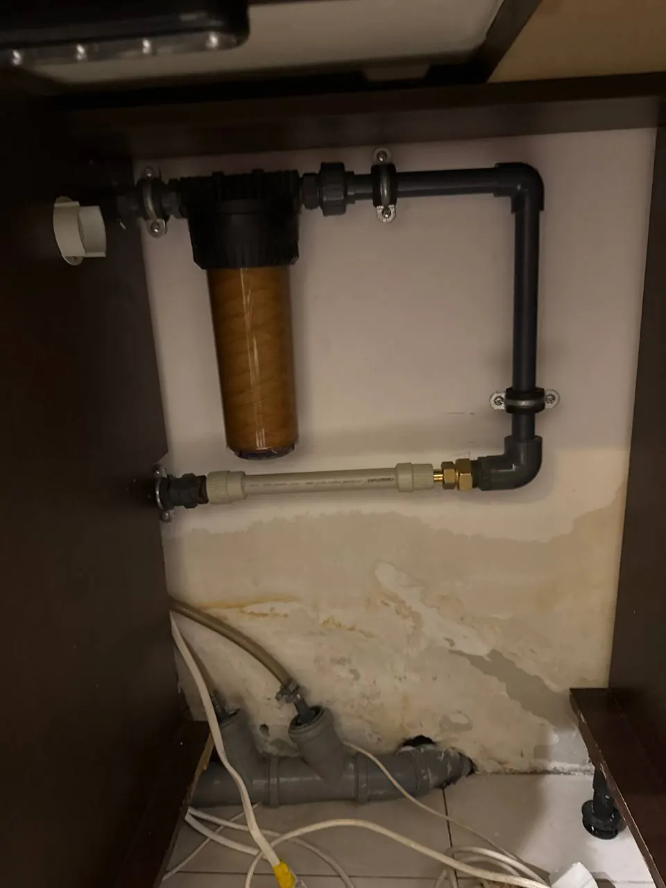 Filtr wody pod zlewem, ślady zacieku — DobryHydraulik Lublin