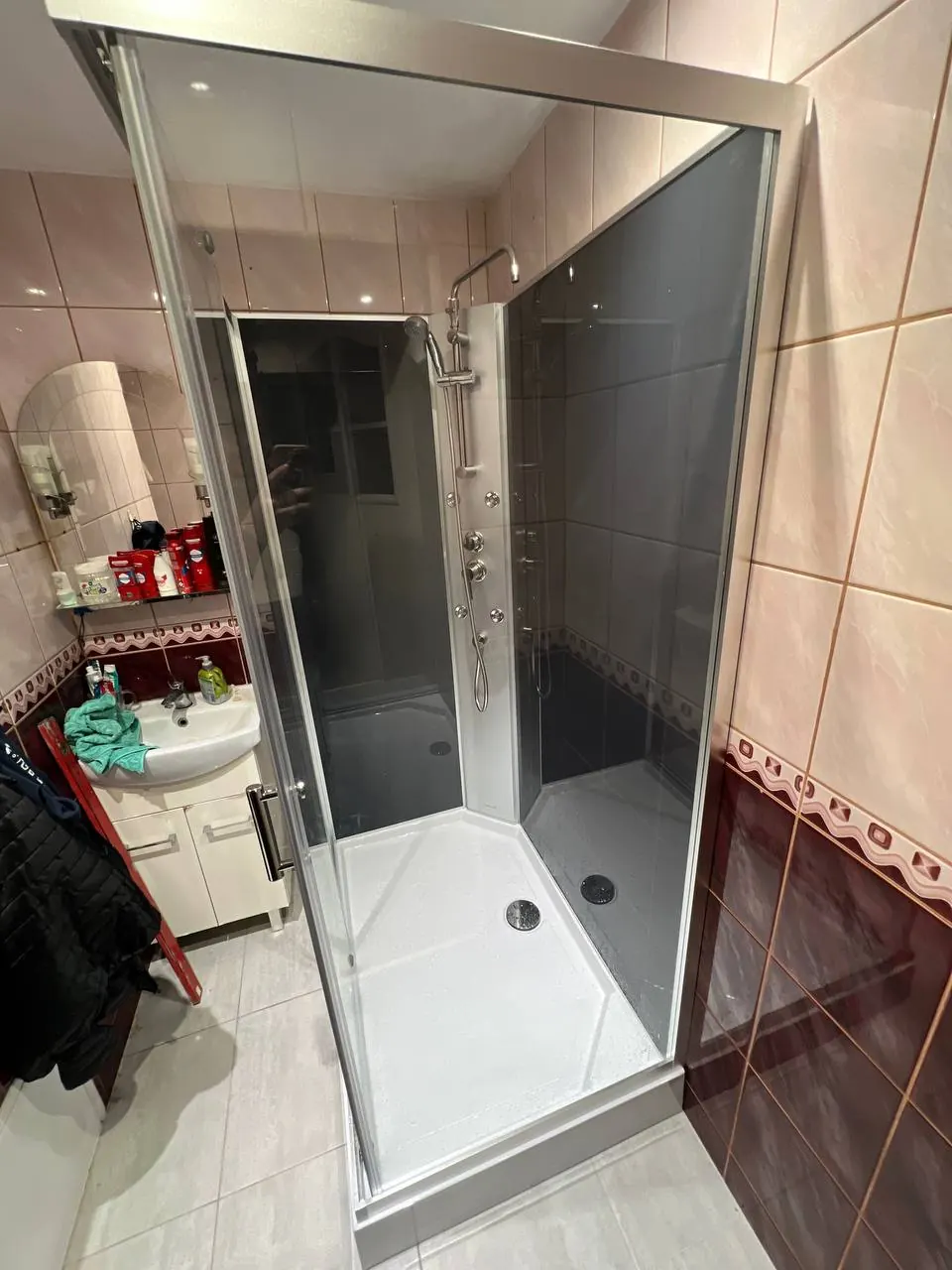 Kabina prysznicowa w łazience z płytkami bordo — DobryHydraulik Lublin