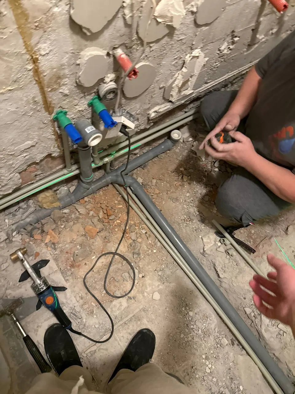 Montaż rur kanalizacyjnych w posadzce — DobryHydraulik Lublin
