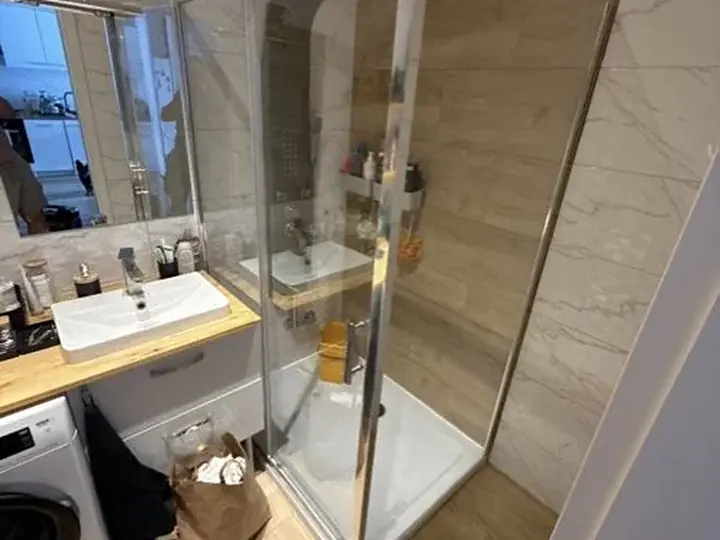 Kabina prysznicowa w wykończonej łazience — DobryHydraulik Lublin