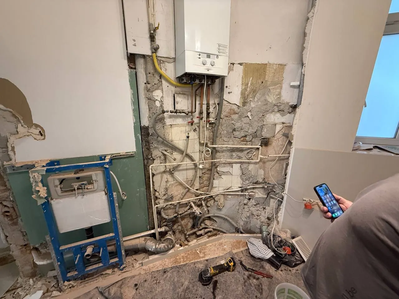 Łazienka w remoncie z widocznym kotłem — DobryHydraulik Lublin