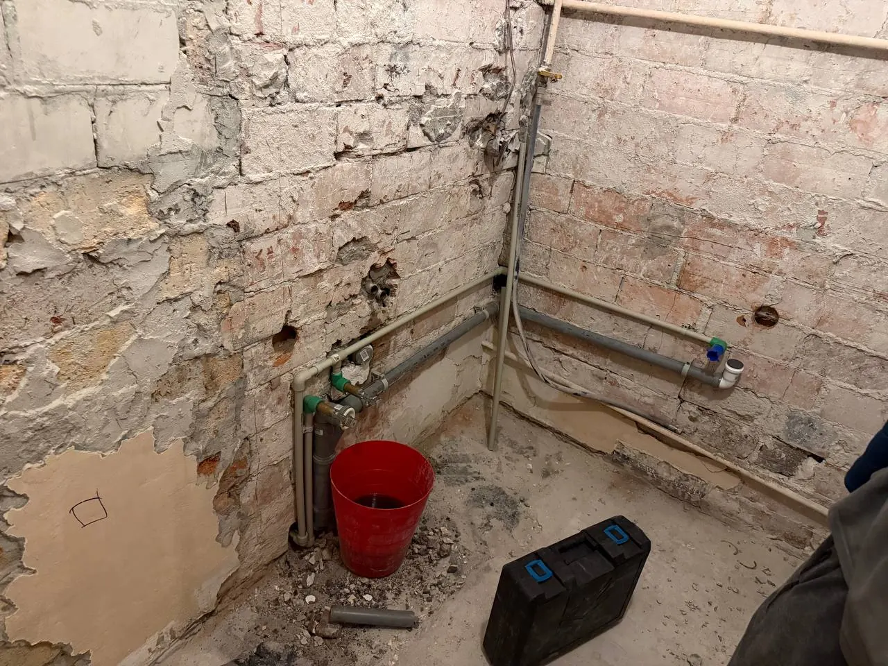 Surowa łazienka z rurami kanalizacyjnymi — DobryHydraulik Lublin