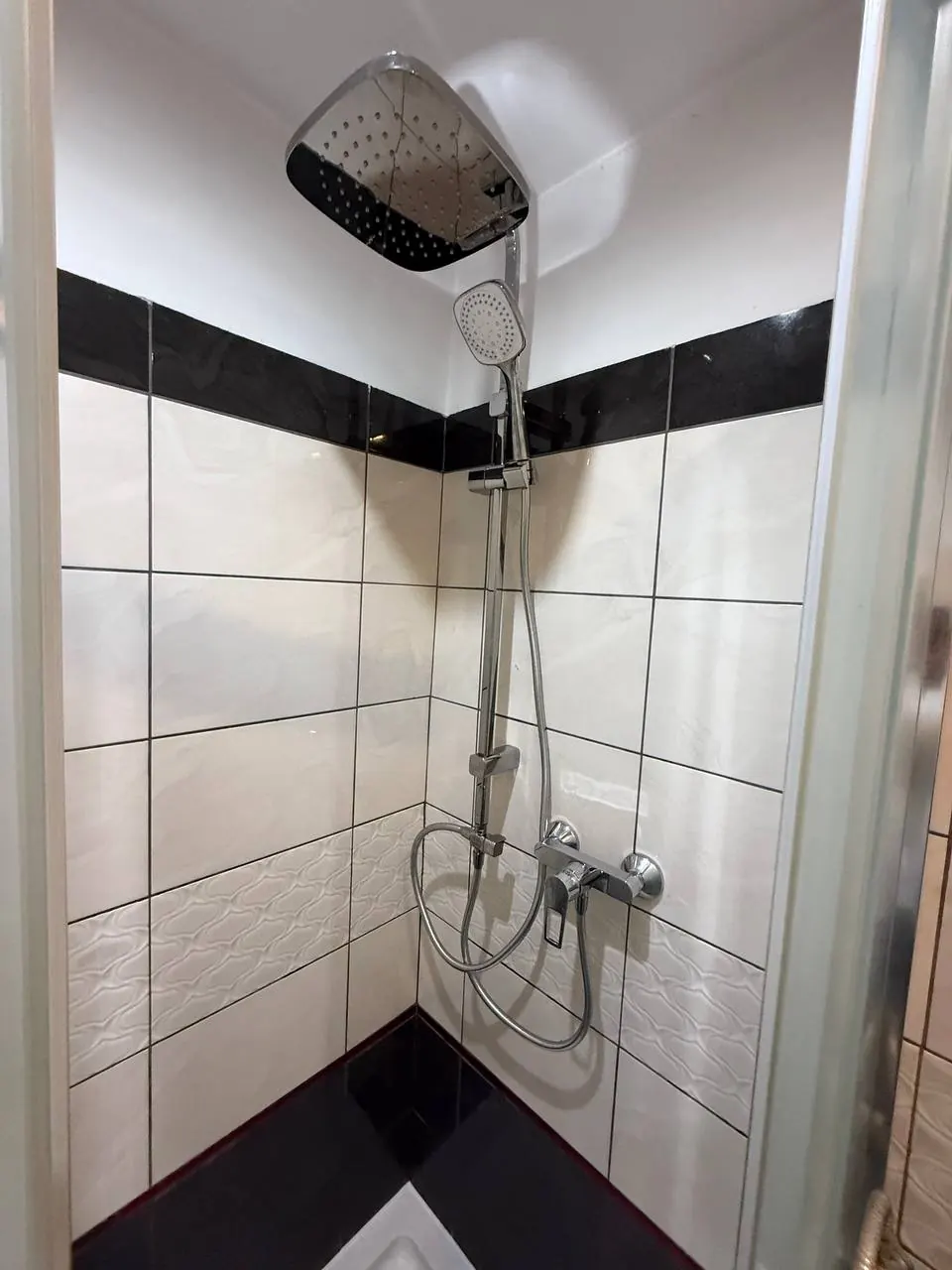 Panel prysznicowy w kabinie z płytkami — DobryHydraulik Lublin