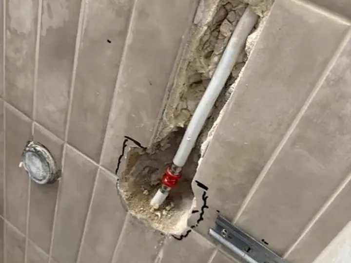 Pion kanalizacyjny odsłonięty w ścianie — DobryHydraulik Lublin
