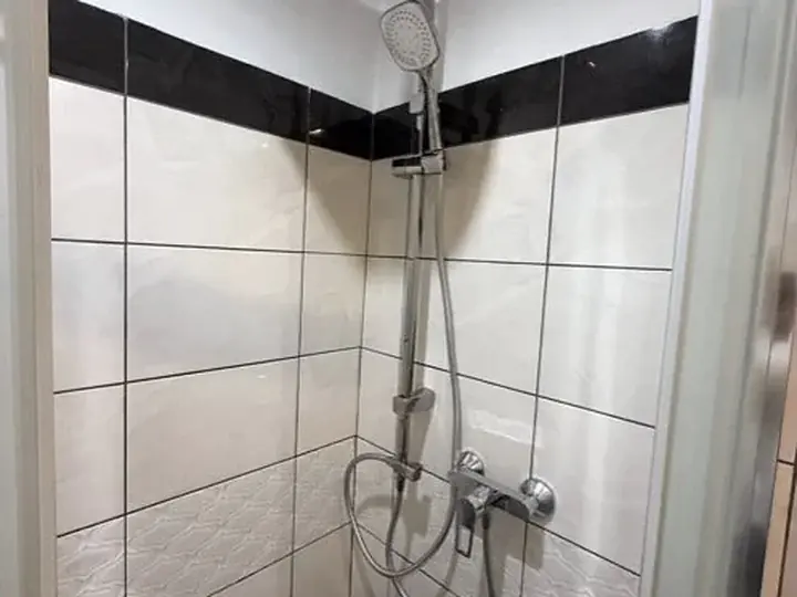 Prysznic ścienny w narożnej kabinie — DobryHydraulik Lublin