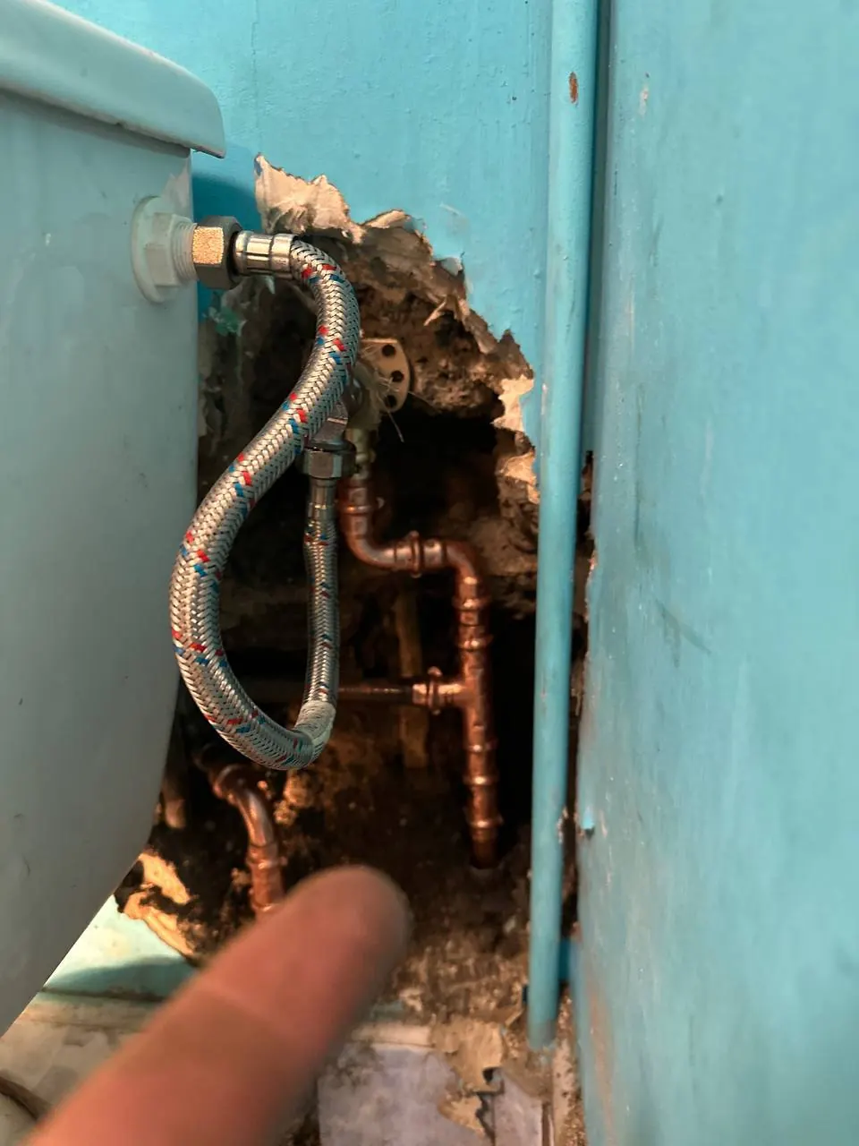 Rury i wężyk przy misce WC w ścianie — DobryHydraulik Lublin