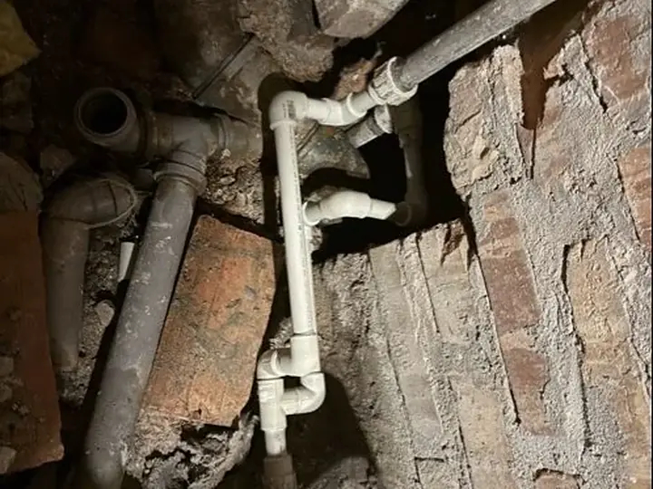 Rura kanalizacyjna odsłonięta w murze — DobryHydraulik Lublin