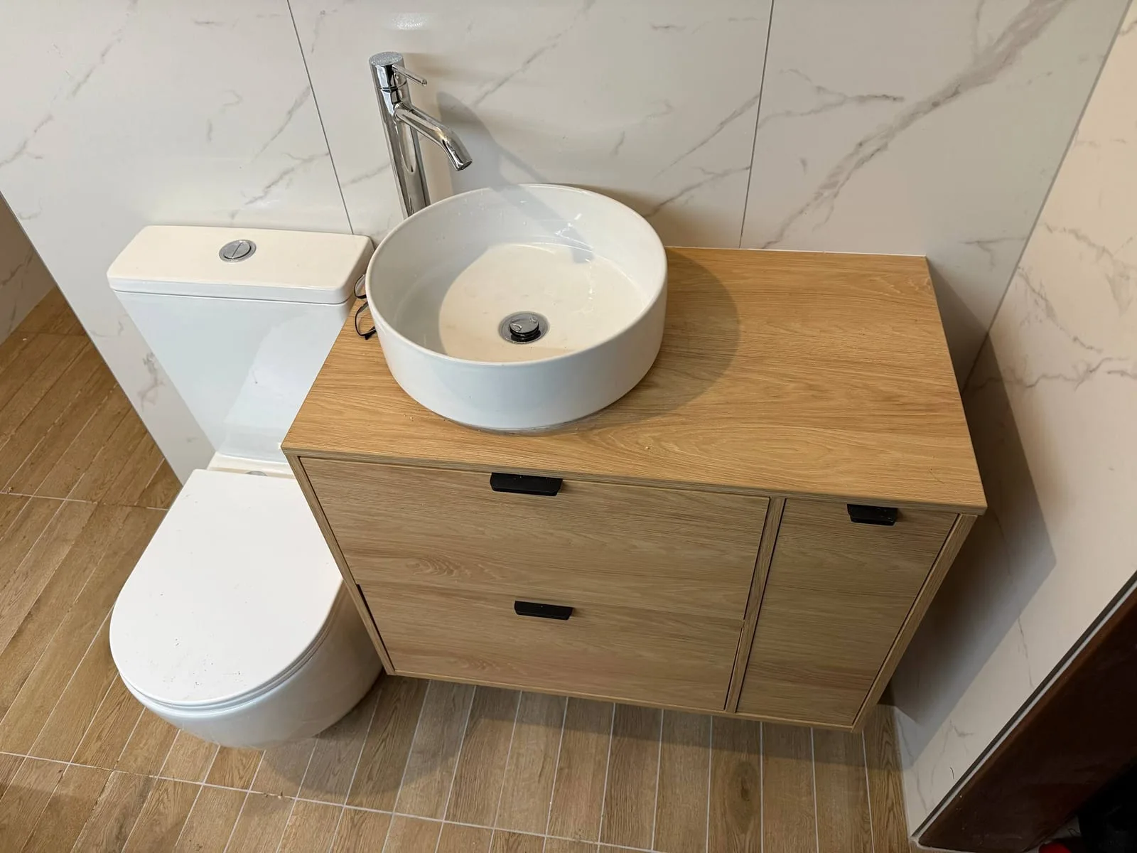 Umywalka nablatowa na szafce z WC — DobryHydraulik Lublin