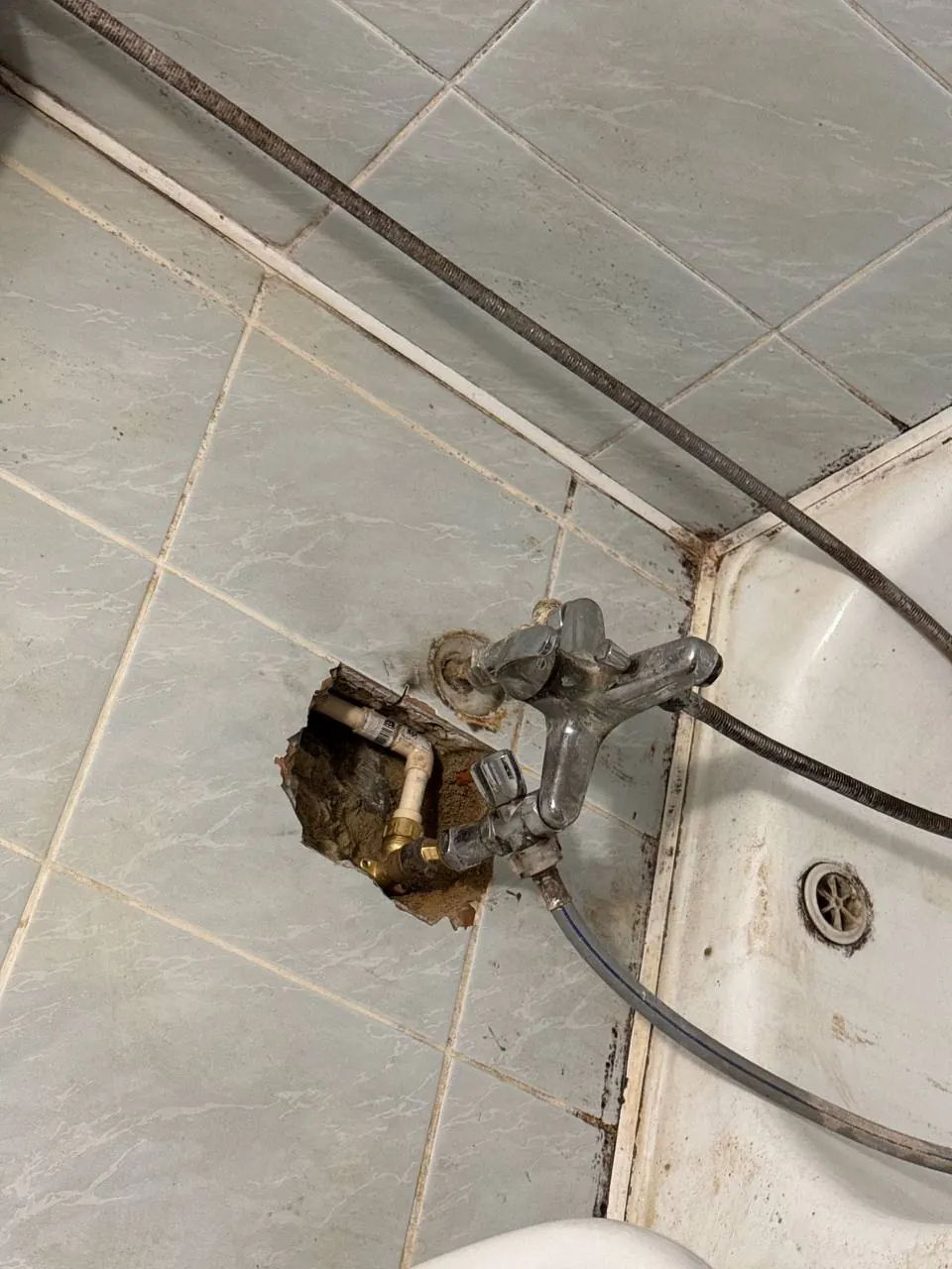 Uszkodzona rura z baterią przy wannie — DobryHydraulik Lublin