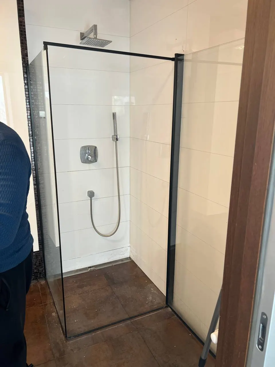 Kabina walk-in w czarnej ramie — DobryHydraulik Lublin