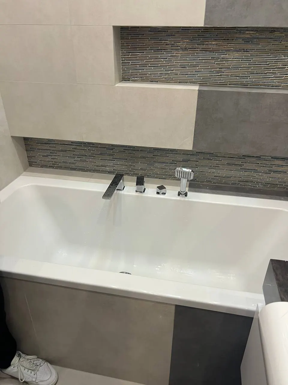 Nowoczesna wanna z baterią wannową — DobryHydraulik Lublin
