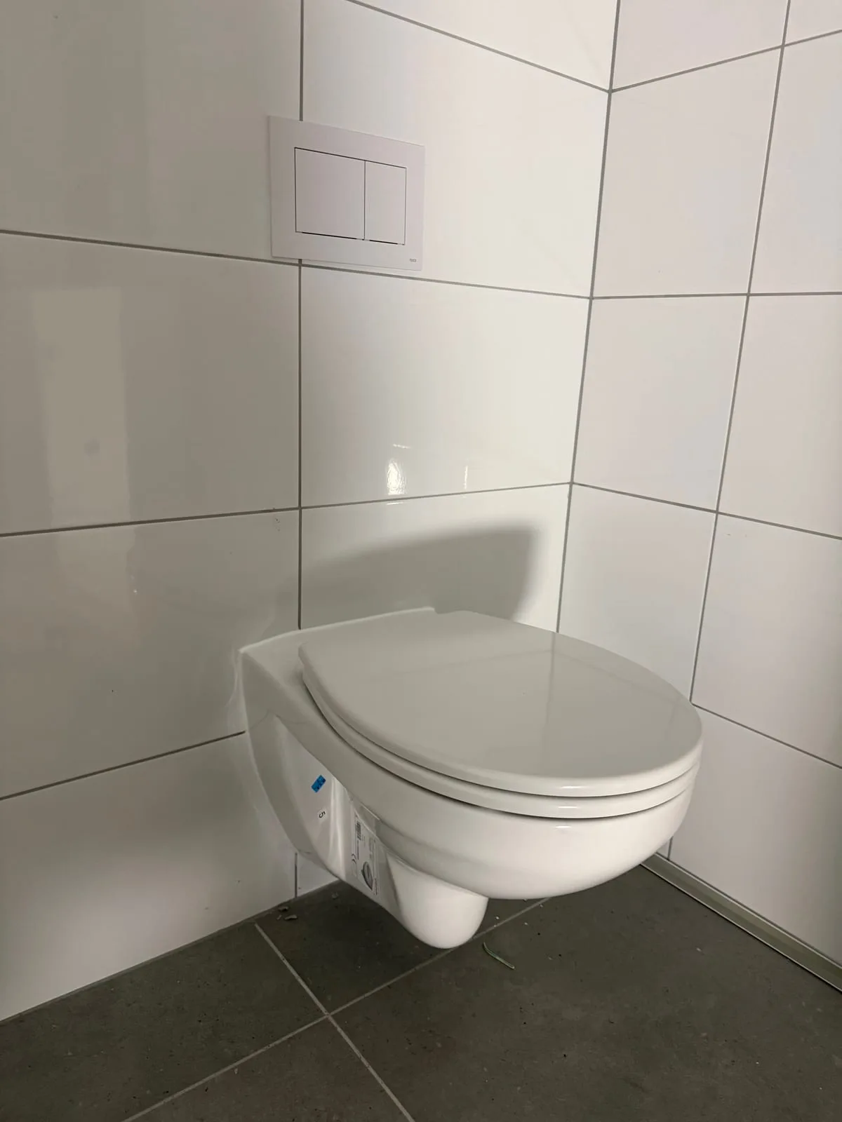 WC podwieszane w białej łazience — DobryHydraulik Lublin